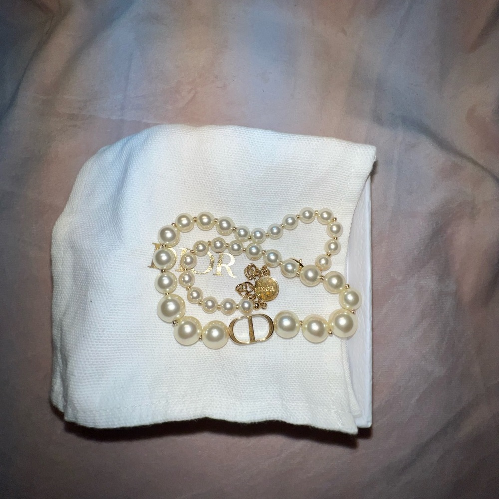 Christian Dior 30 Montaigne Short Necklace in Gold-Metal and White Pearls